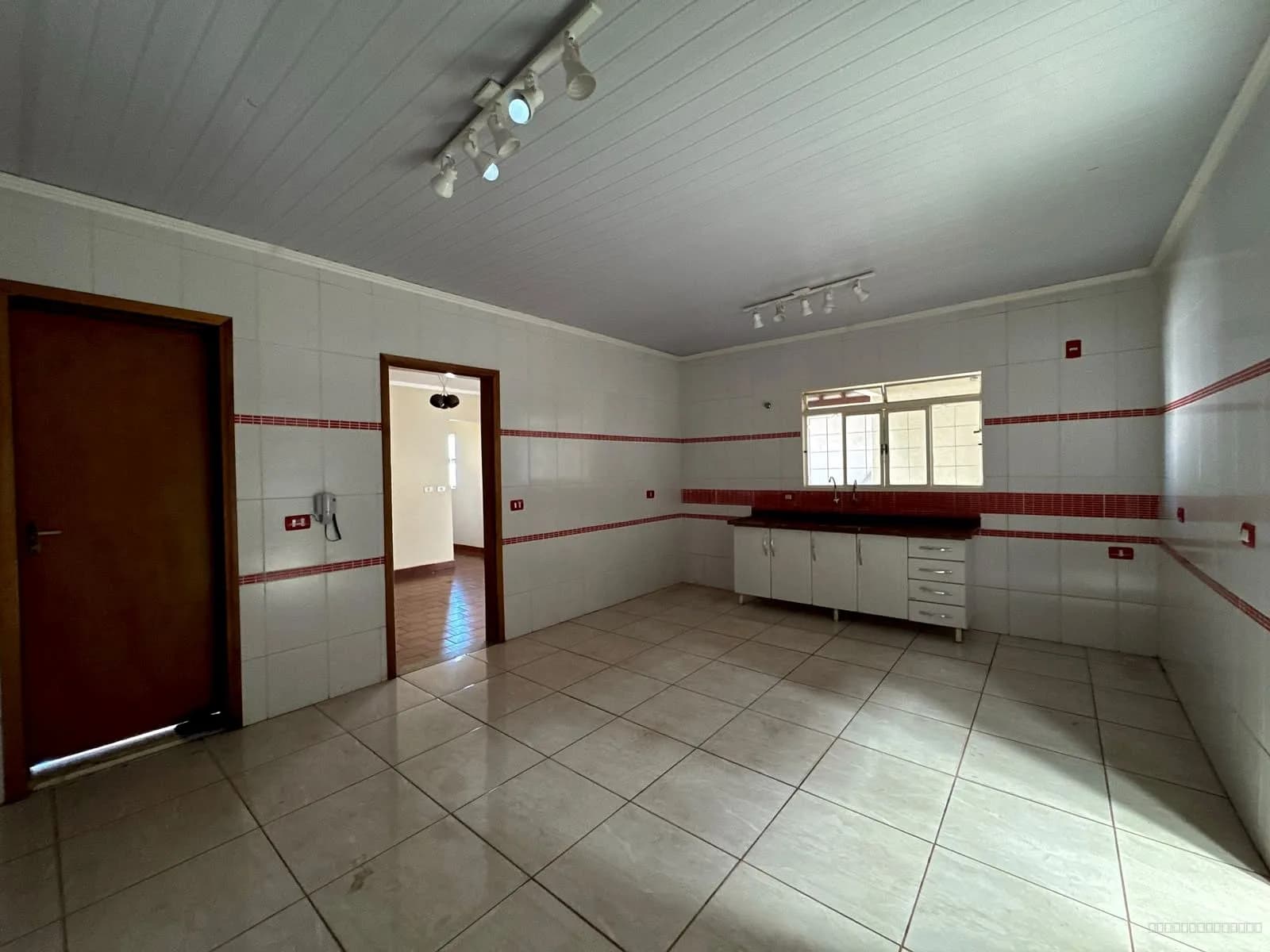 Casa Residencial e Comercial à Venda em Cravinhos – 250 m² Construídos, 6 Vagas e Edícula — foto 1